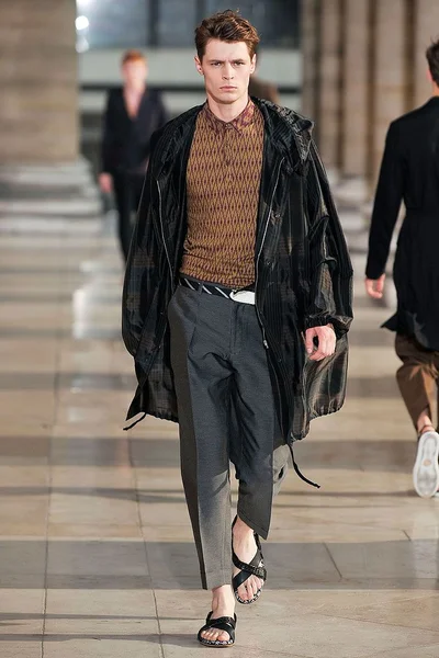 Look 16